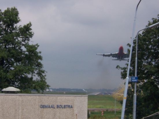 Kopf einziehen, wir sind in der Abflugschneise Fughafen Schiphol