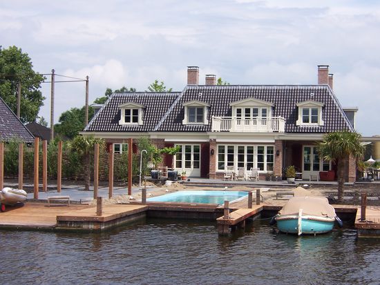 Swimmingpool, Bootsanleger und ein kleines Häuschen, kein  Fall von sozialer Härte