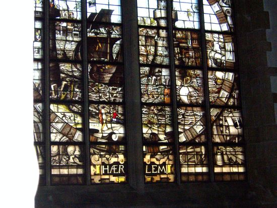 Kirchenfenster mit weltlichen Motiven