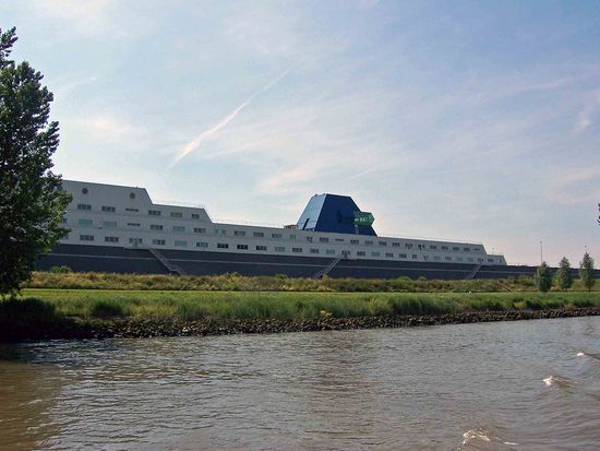 selbst Bürohäuser sehen hier aus wie Schiffe