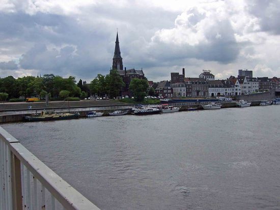 liegen an einer Mauer in der Maas