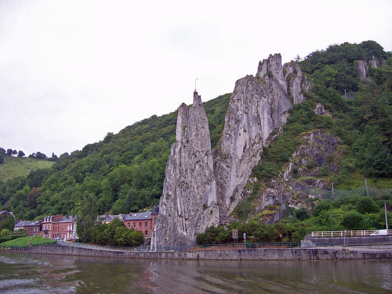 Felsennadel Dinant
Rocher Bayard
40 m hohe Felsnadel die steil vom Fluss aufsteigt
Bayard war der Name des Pferdes der sagenhaften Haimonskinder, die hier auf der flucht vor Karl dem Großen in gewaltigem Sprung über den Fluss setzten, wobei die Hufe des Pferdes die Felsennadel abgespaltet haben soll.  Tatsächlich aber wurde 1698 ein Straßendurchgang durch den Fels gesprengt