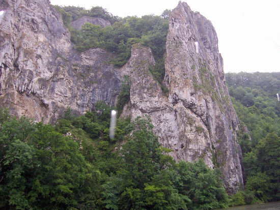 Felsen von Freyr
Gegen über dem Schloss dienen dem belgischen Alpinistenclub als Trainingsgelände