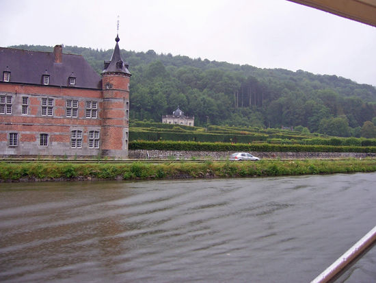 Château de Freyr 
Es wurde im 16. – 18 Jh, gebaut und vereinigt den Stil der maasländischen Renaissance mit dem Rokoko Louis XV.  Während der Belagerung Dinants nahm der Sonnenkönig hier Quartier.
Von Le Notre, seinem großen Gartenbaumeister sind die Gärten des Schlosses, die sich über 3 Ebenen an der Maas entlang ziehen.