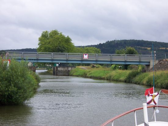 direkt nach der Grenze empfängt uns die französische Wirklichkeit : Achtung Brückenhöhe