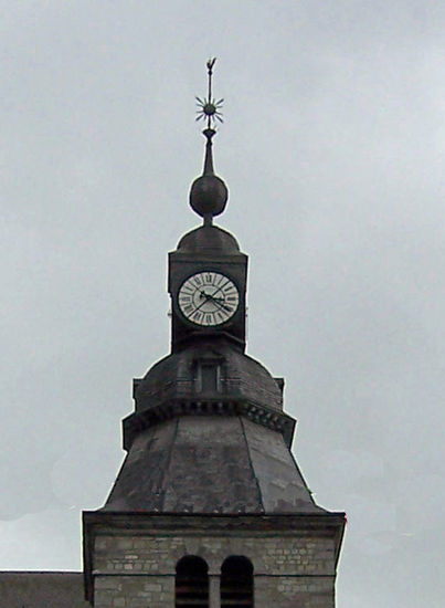 Über den Glockenturm der von Baumeister Vauban errichteten Kirche schrieb Viktor Hugo:
Der ehrenwerte Architekt hat die quadratische Mütze eines Priesters oder Advokaten genommen, darüber eine Salatschüssel gestülpt, auf den Boden der Salatschüssel eine Zuckerdose gestellt, auf die Zuckerdose eine Flasche, auf die Flasche eine sonne, deren unterster Strahl im Flaschenhals steckt, und schließlich hat er auf die sonne einen Hahn gesetzt.