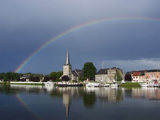 Givet-Notre-Dame, das einstige Industrieviertel rechts der  MAAS nach dem Regen