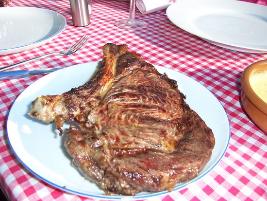 Lasset heut am edlen Ort
Ernst und Lust sich mischen.
Geist an Herzen, Ton am Wort
Feierlichst erfrischen.
Froh genießet eurer Lage,
Denn man setzt nicht alle Tage
Sich zu solchen Tischen.            Goethe