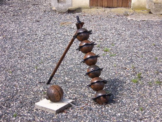 diese Dinger wurden zu einem Dreieck zusammengebunden und hinter den Treidelpferde hergezogen, damit sie den Boden wieder egalisierten.