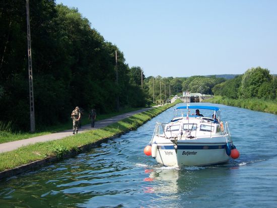 ein Segler schöleust mit uns und immer wenn wir hier fahren macht gerade die Armee einen Fußmarsch