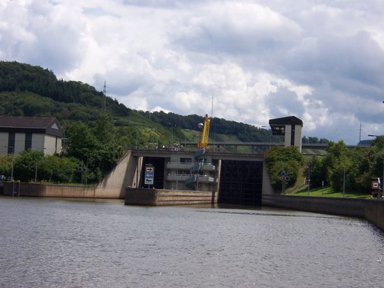 die Schleusen an der Saar haben eine kleine Kammer für Penischen und Sportboote und eine große Kammer