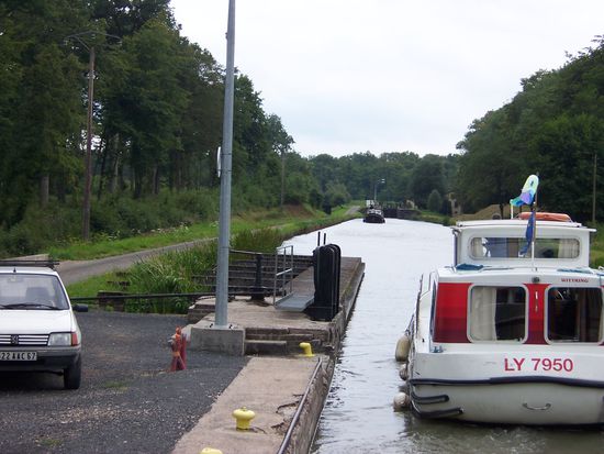in der Schleusentreppe mit einem Charterboot, das nicht ständig irgendwo angebumst ist