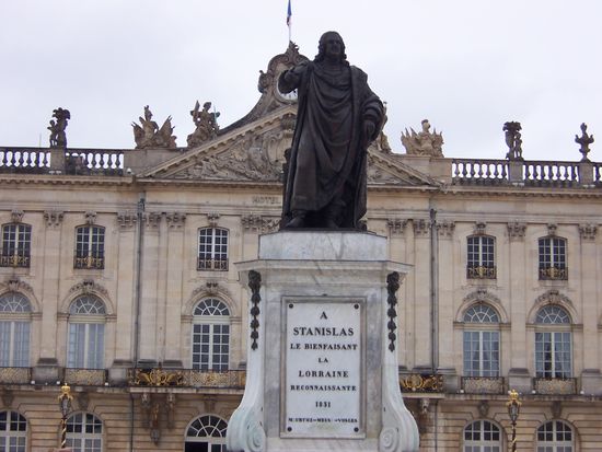 Stanislas Leszcynski, der polnische Exkönig, war der Schwiegersohn von Ludwig XV. König von Frankreich. Der machte ihn 1737 zum herzog von Lothringen. Dafür revanchierte sich der Schwiegervater mit der Anlage eines großen Platzes um den König zu ehren und ihm zu huldigen