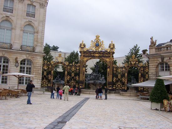 Jean Lamour schuf die schmiedeeisernen Gitter, die reich mit vergoldeten Rocaille-
Ornamenten verziert sind.