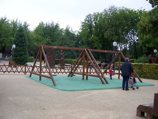 auf französischen Kinderspielplätzen werden dicke, weiche  Bitumenschichten unter den Turn- und Schaukelgeräten angebracht, damit sich die Kinder nicht verletzen