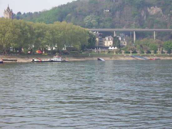 Vor Andernach war gerade ein Buss abgesoffen, als wir daran vorbeischipperten