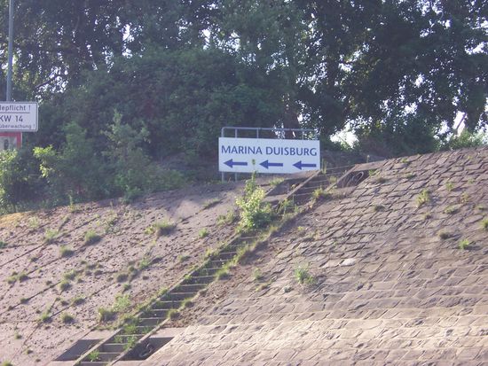 Einfahrt in den Yachthafen