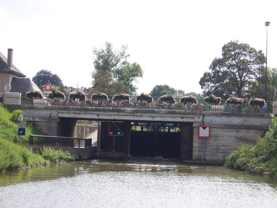 unsere 1. Schleuse, die Schleuse Nr. 13
Das Embranchement soll einen Durchfahrtshöhe von 3,60 m haben, aber bereits an der ersten Brücke ist ein Schild „Achtung Höhe“!
Mit 3,50 m über Wasser haben wir überall durchgepasst, wen auch an manchen Stellen sehr, sehr knapp