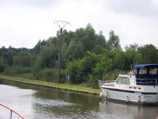 schon sind wir im Vogesenkanal und da ist auch gleich ein Anleger