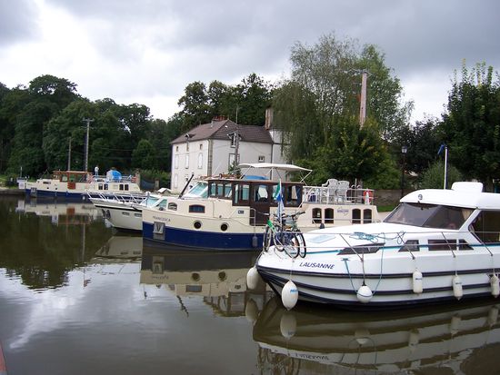 direkt hinter dem Hafen Corre ist ein Supermarkt