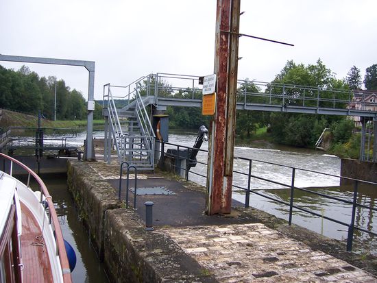 Schleuse neben dem Wehr