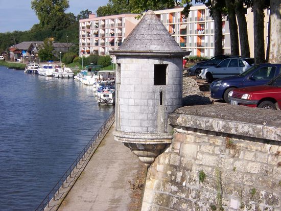 der Liegeplatz unterhalb der Stadtmauer