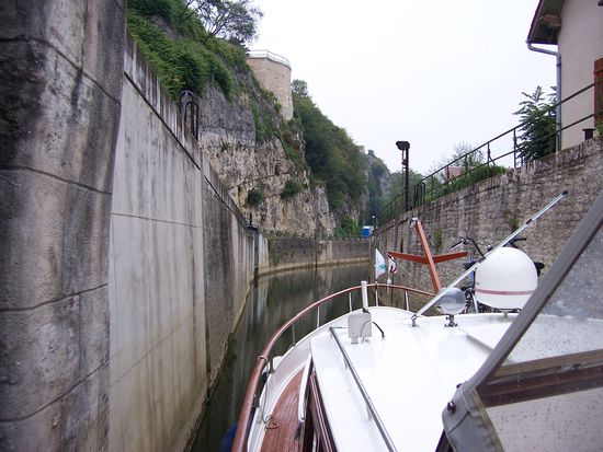 in Rochfort-sur-Nenon fährt man wie durch einen Burggraben