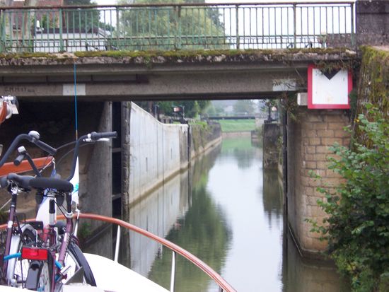 der VNF macht es sich sehr leicht, wenn die Höhe der Brücke nicht stimmt