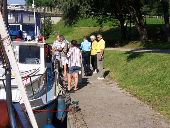 morgens nimmt die Polizei die Anzeige auf