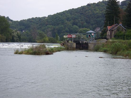 hier liegt ein Baum quer vor der Schleuse