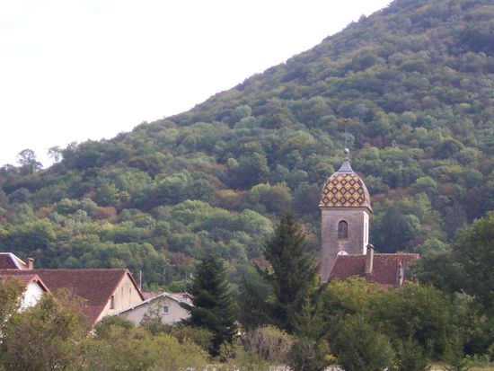 ein typischer Glockenturm mit bunt glasierten Ziegeln
