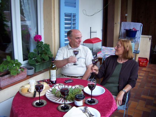 Annemarie und Eckhard vom Maison-du-Canal auf ihrer gemütlichen Hotelterrasse