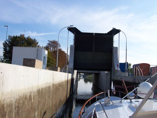 das Schleusentor hebt sich nach oben