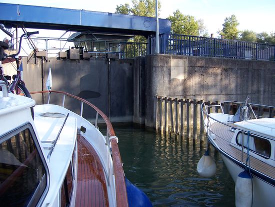 Klein-Schleuse Rhinau wurde erst morgens um 11 geöffnet