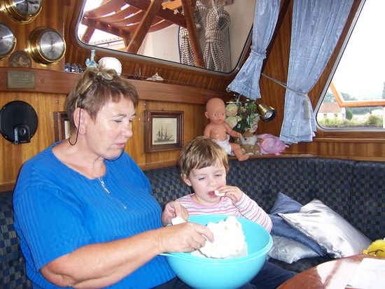 Oma und Caro haben ein französisches Baisir im Angriff