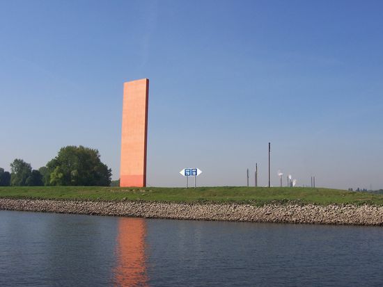 Skulptur Rheinorange, hier mündet die Ruhr bei km 780 in den Rhein
Die 25 m hohe Stahlbramme stammt von dem Kölner Bildhauer Lutz Fritsch und wurde 1992 in Duisburg-Neuenkamp errichtet