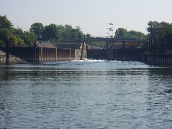 Ruhrschleuse Duisburg lässt das Wasser ab