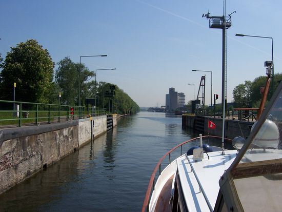 Schleuse Raffelberg entlässt uns in den Hafen Mülheim