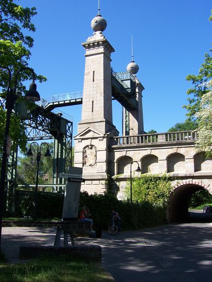 Das Schiffshebewerk Henrichenburg in Waltrop ermöglichte Schiffen einen Höhenunterschied von 14 m zu überwinden. Heute ist es ein Standort des Westfälischen Industriemuseums