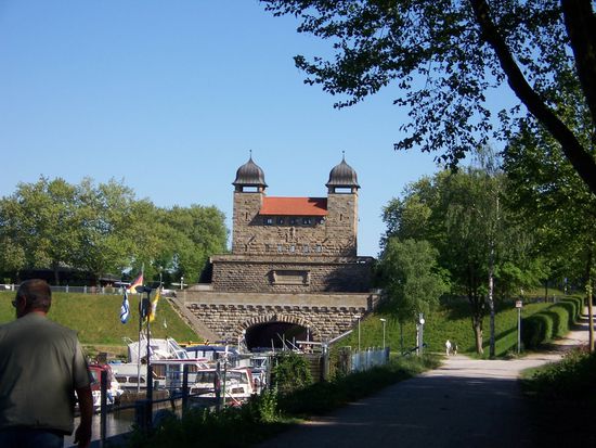 die alte Schachtschleuse Henrichenburg wurde auch stillgelegt, eine Strasse führt heute mitten durch