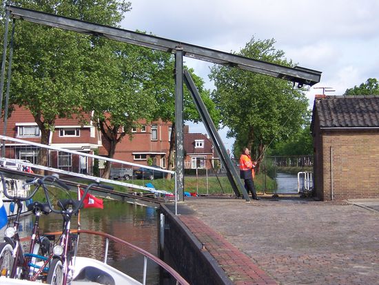 auch die Brücken werden mit Muskelkraft gehoben