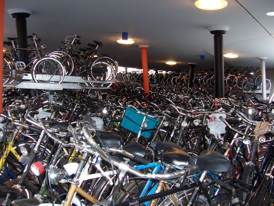 Eine bewachte (kostenlose)  Tiefgarage unter dem Bahnhofvorplatz von Groningen fasst mehr als 4000 Fietjes. 1999 wurde Groningen von der amerikanischen Zeitschrift „Bicycle“ zur Fahrradstadt „Number one“ weltweit gekürt.