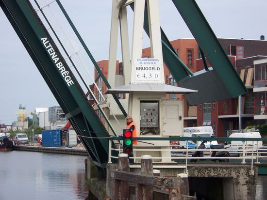 Hier kommt der Holzschuh fürs's Brückengeld
