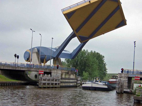 Eine moderne Hebebrücke, wie der Deckel auf den Topf