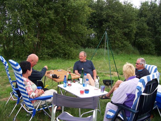 Gemütliches Beisammensein auf einer Marrekrite-Insel mit alten Bekannten