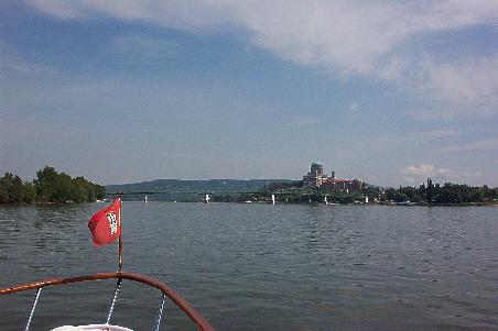 Die Basilika von Estzergom und die neu gebaute Donaubrücke kommen in Sicht