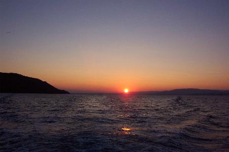 Als wir um halb sechs aus dem Hafen tuckern, hilft EOS, die Rosenfingrige, gerade der Sonne ihren Weg nach oben zu finden