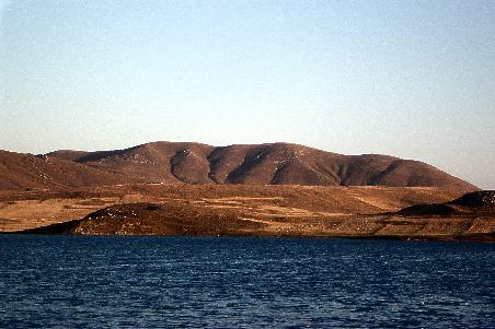 Das hier wäre doch eher ein Land für die Hyperboeer, die sind Sturm und karge Landschaft gewöhnt, weniger für verzärtelte Flusspiraten deren Wind-Allergiequotient bei jedem weiteren Tag zu steigen beginnt.