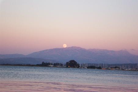 der Mond geht auf im Ambrakischen Golf bei Preveza