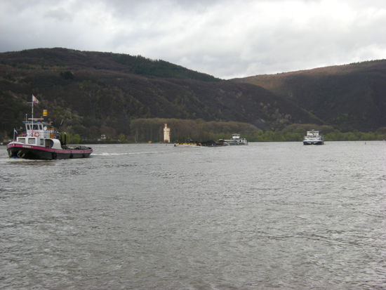 Ein Vorspann-Schlepper im Binger Loch